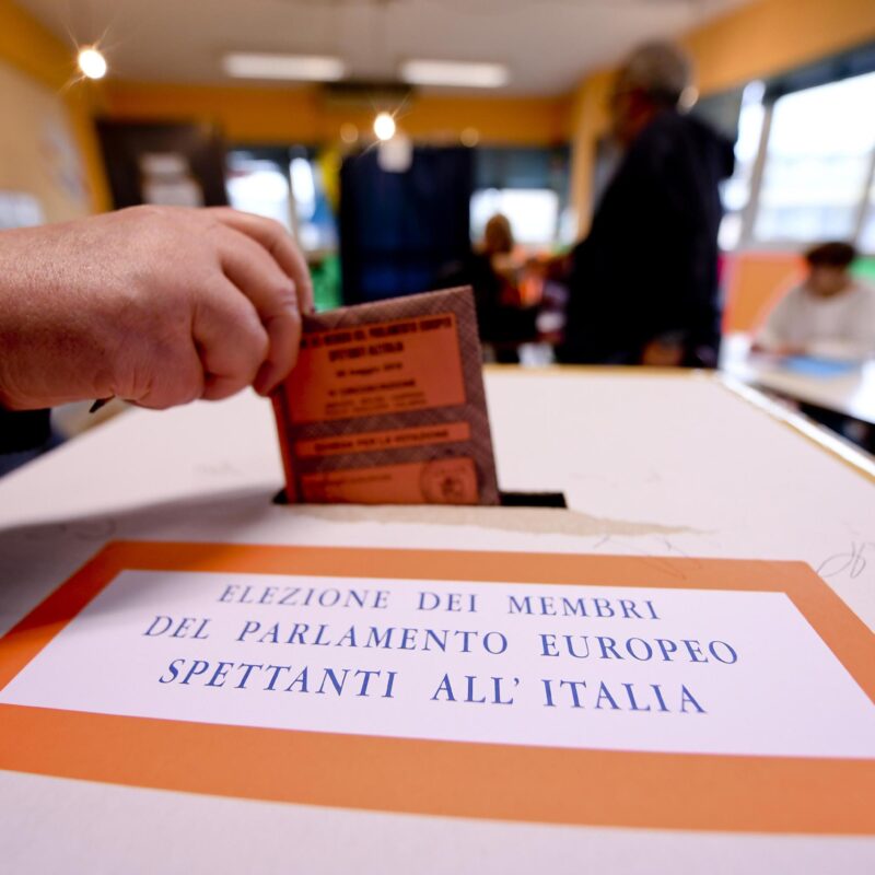 Un elettore vota in un seggio nel giorno delle elezioni europee, Pomigliano D'Arco (Napoli), 26 maggio 2019. ANSA / CIRO FUSCO