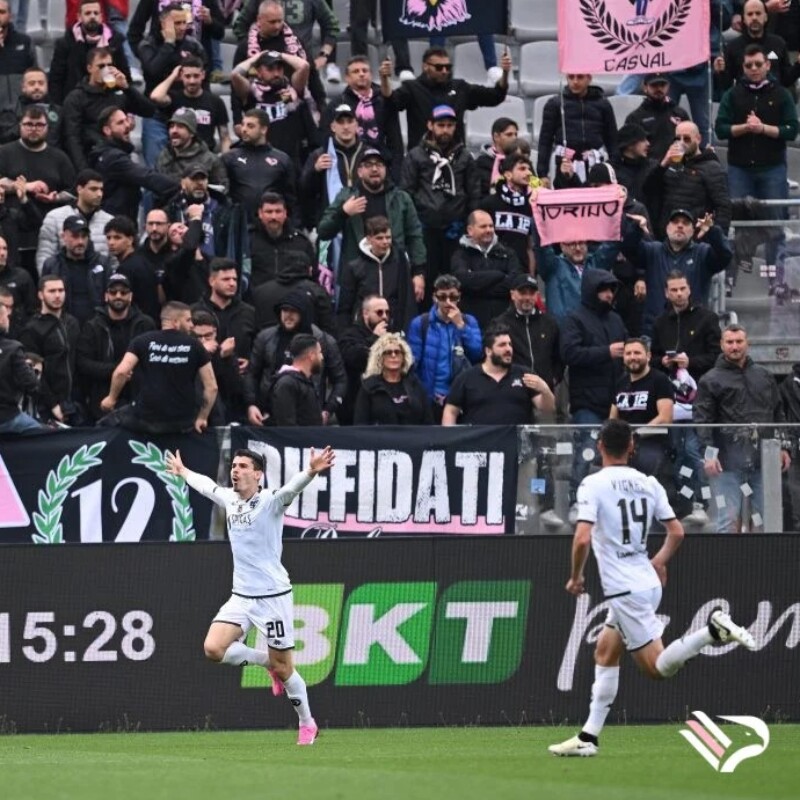 Di Serio esulta dopo il gol contro il Palermo (foto dal sito del Palermo)