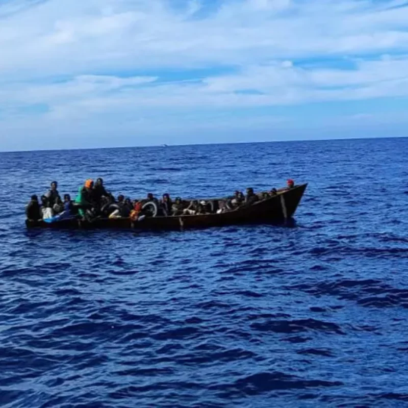 Ha attraccato in porto a Genova la nave Geo Barents, la search & rescue vessel di Medici Senza Frontiere con a bordo 165 migranti salvati in area libica, 109 dei quali recuperati a bordo di un gommone e 37 da una barca in vetroresina. A bordo ci sono 33 minori di cui una trentina non accompagnati. Mentre viaggiava verso Genova, la nave ha recuperato in mare 11 cadaveri che sono stati poi trasbordati su una motovedetta della Guardia costiera vicino a Lampedusa.Completato l'attracco, sulla nave sono stati esposti alcuni sacchi bianchi per il recupero dei cadaveri con la scritta 'Europe how many more?' e i numeri da 1 a 11 in ricordo delle undici salme recuperate in mare. Accanto ai sacchi, 11 giubbetti arancioni di salvataggio. Genova, 11 giugno 2024. ANSA/LUCA ZENNARO ZENNARO --- The Geo Barents ship, the search & rescue vessel of Msf, has docked in the port of Genoa with 165 migrants rescued in the Libyan area on board, 109 of whom were recovered on board a rubber dinghy and 37 from a fiberglass boat. There are 33 minors on board, around thirty of whom are unaccompanied. While traveling towards Genoa, the ship recovered 11 bodies at sea which were then transferred to a Coast Guard patrol boat near Lampedusa.Once docking was completed, some white bags for the recovery of corpses were displayed on the ship with the words 'Europe how many more?' and the numbers from 1 to 11 in memory of the eleven bodies recovered at sea. Next to the bags, 11 orange life jackets. Genoa, 11 June 2024. ANSA/LUCA ZENNARO ZENNARO