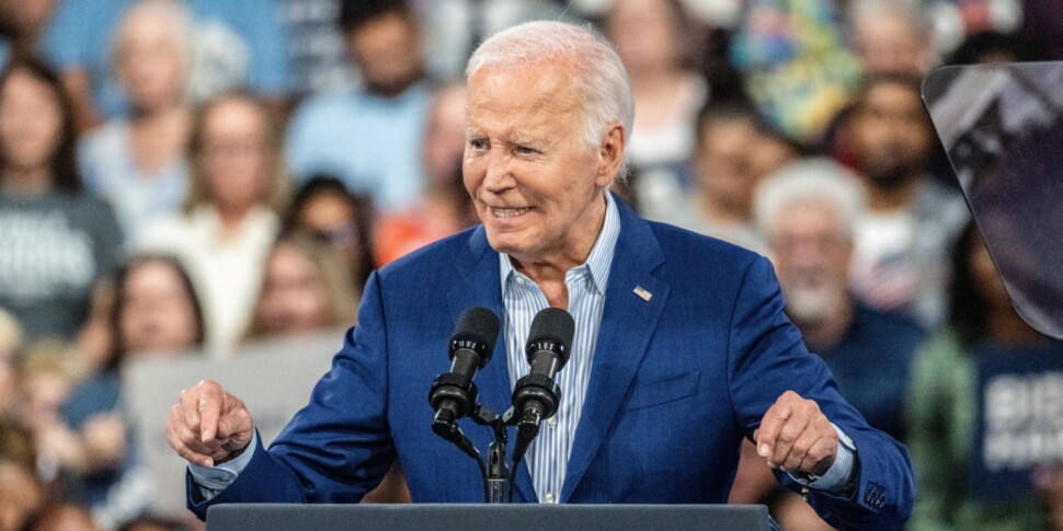 https://assets.gds.it/2024/06/Biden-scaled-970x485-1719677357.jpg