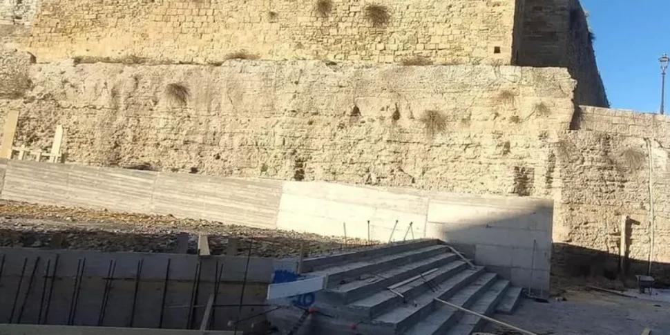 Enna, muro e scala in cemento nel Castello di Lombardia: è polemica