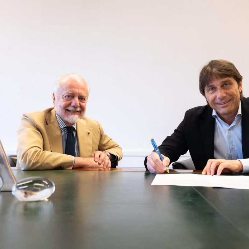 Antonio Conte firma il contratto che lo rende il nuovo allenatore del Napoli, alla presenza del presidente Aurelio De Laurentiis