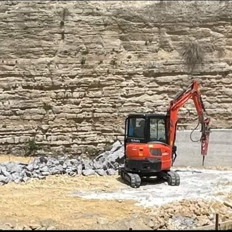 L'abbattimento del muro in cemento a ridosso del Castello di Lombardia