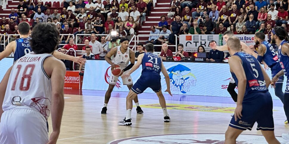 Basket, Trapani Shark concede il bis con Bologna e vola sul 20