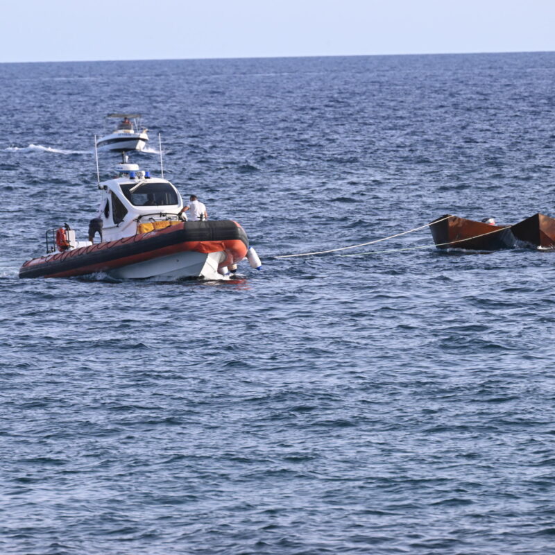 Un momento del recupero di due barchini utilizzati da migranti per raggiungere l'Isola di Lampedusa, 18 Settembre 2023. ANSA/CIRO FUSCOA moment of the recovery of a two small boats used by migrants to reach the island of Lampedusa, 18 September 2023. ANSA/CIRO FUSCO