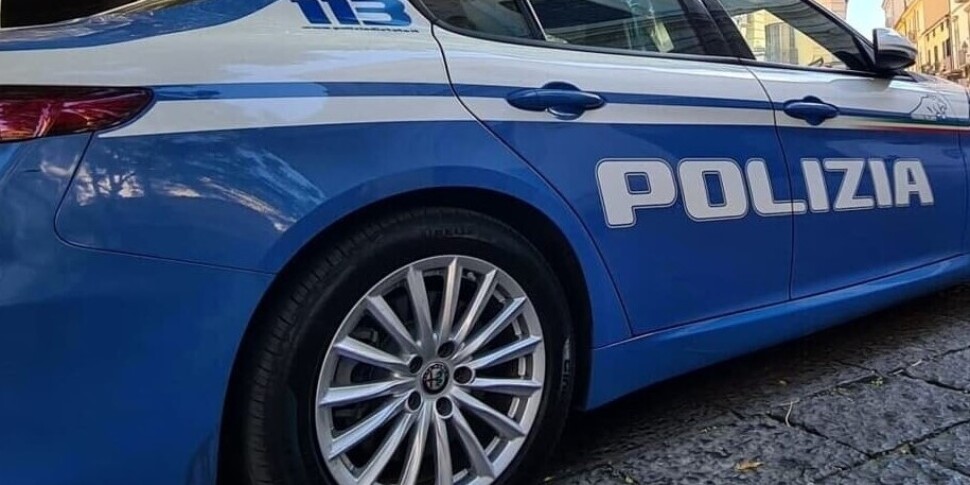 Licata Si Sente Male Mentre Guida L Auto Salvato Dagli Agenti Di