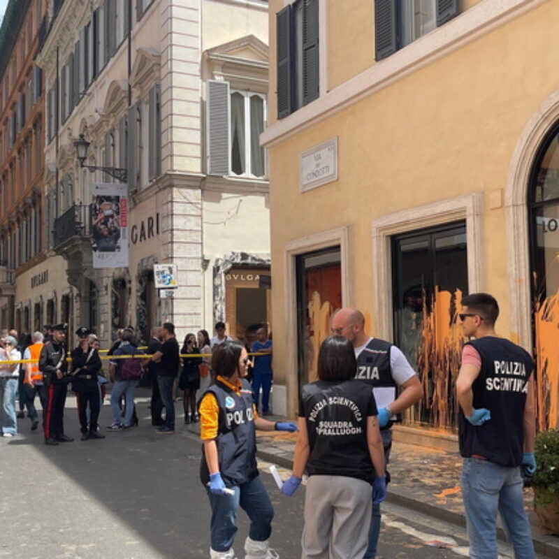 epa11344878 Forensic police inspect the scene in via dei Condotti after Last Generation (Ultima Generazione) climate activists smeared the windows of some luxury shops with orange paint, in Rome, Italy, 16 May 2024. EPA/CLAUDIO PERI