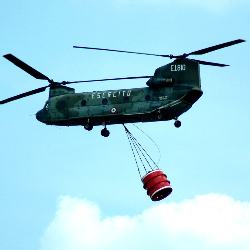 20090615 - ROMA - CRO : INCENDI: TRE ELICOTTERI ESERCITO IN CAMPAGNA ANTI-ROGHI. Parte oggi la campagna estiva contro gli incendi boschivi con la flotta aerea dello Stato, coordinata dal dipartimento della Protezione Civile. Partecipano all'azione, che si protrarra' fino al 30 settembre, anche tre elicotteri dell'Esercito: due CH-47, dislocati sulla base di Viterbo ed un AB-205, schierato a Cagliari. Per la specifica funzione antincendio, il CH-47 viene dotato di un serbatoio da cinque tonnellate, mentre l'AB-205 puo' portare fino ad una tonnellata di acqua nel suo contenitore. Gli elicotteri dell'Esercito assegnati per il concorso alla campagna anti incendi boschivi vengono impiegati, secondo le modalita' indicate nel protocollo d'intesa siglato con il Dipartimento della Protezione Civile, per interventi antincendio, evacuazione di personale, ricognizioni, direzione in volo delle operazioni di spegnimento incendi. ANSA / PAL