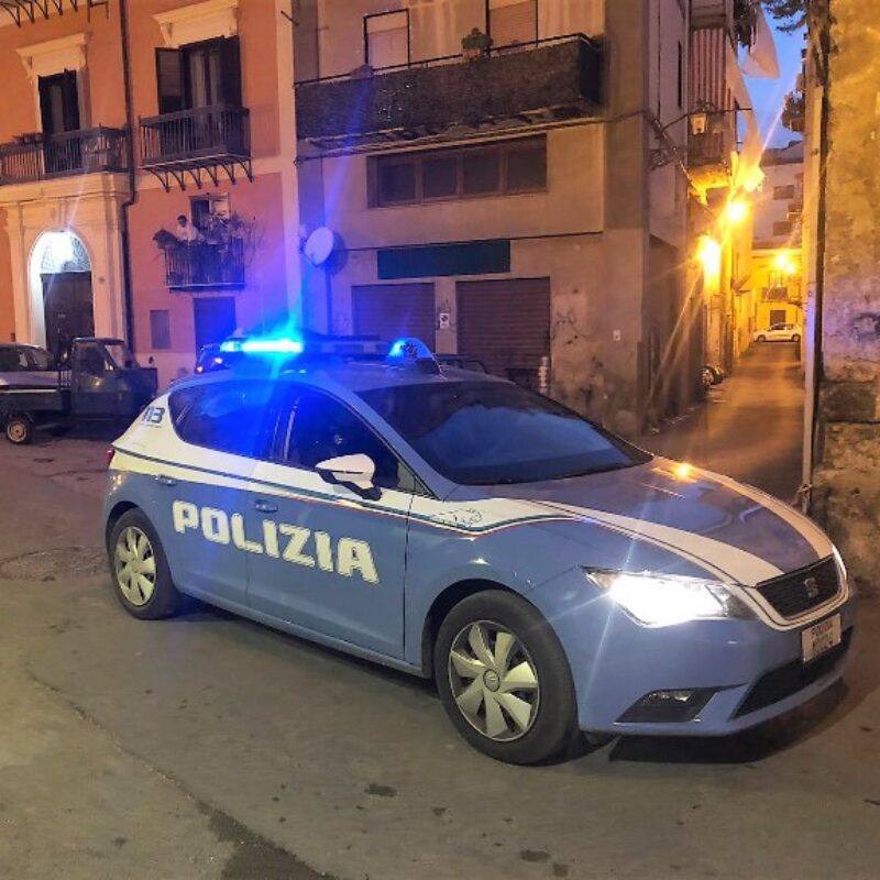 La polizia davanti alla stazione centrale di Palermo