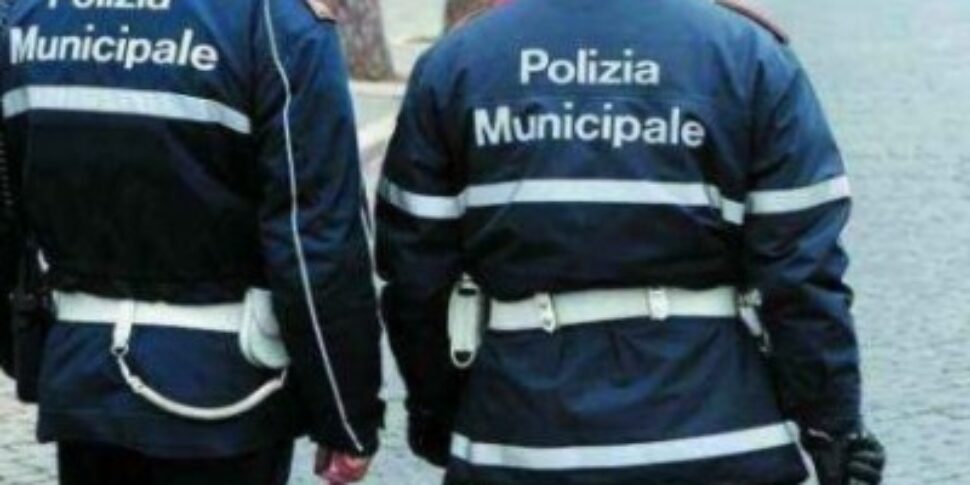 https://assets.gds.it/2024/06/polizia_municipale-400x250-2-970x485.jpg