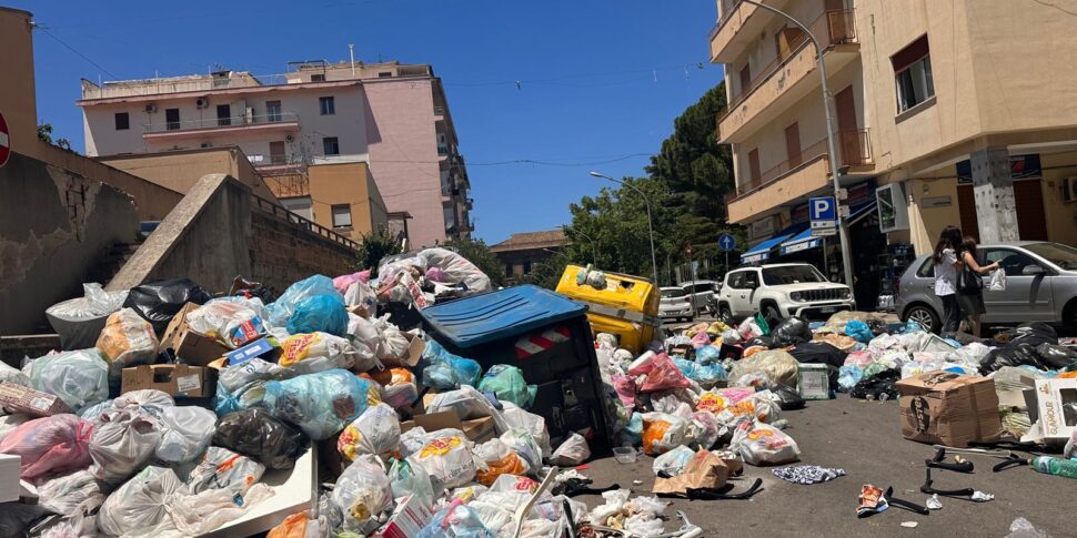 Emergenza Rifiuti A Palermo, Roghi Continui: Un Negozio Danneggiato ...