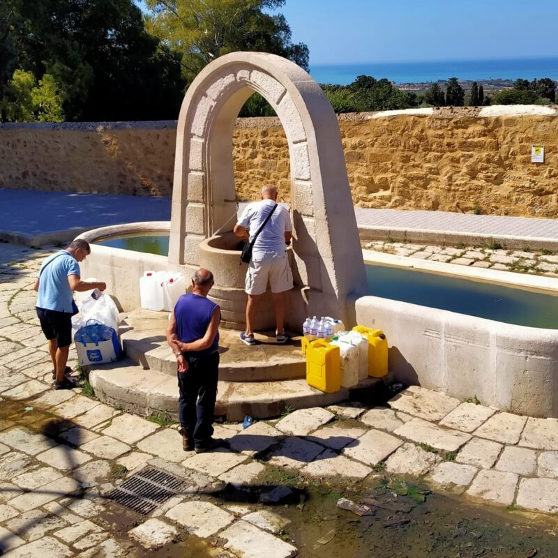 Ad Agrigento si cerca un po' d'acqua alla fontana di Bonamorone