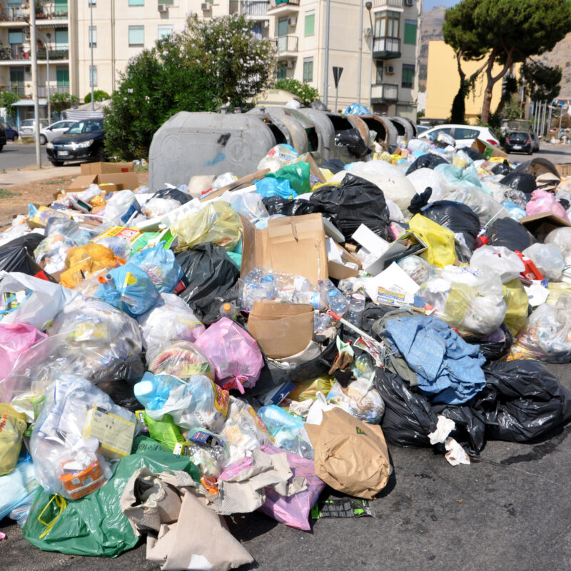 Palermo. Rifiuti stamane in via Centuripe a Borgo Nuovo.