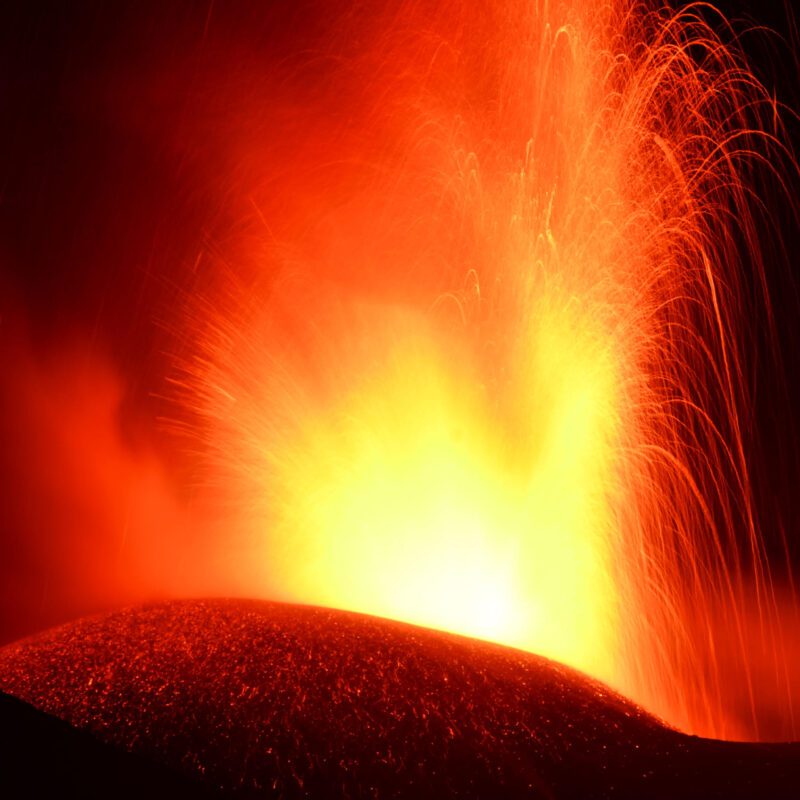 L'attività del cratere Voragine dell'Etna, ripresa nella tarda serata di ieri e durata tutta la notte scorsa, con una colonna eruttiva alta circa 6000 m s.l.m. e abbondante ricaduta di cenere vulcanica. ANSA/ORIETTA SCARDINO