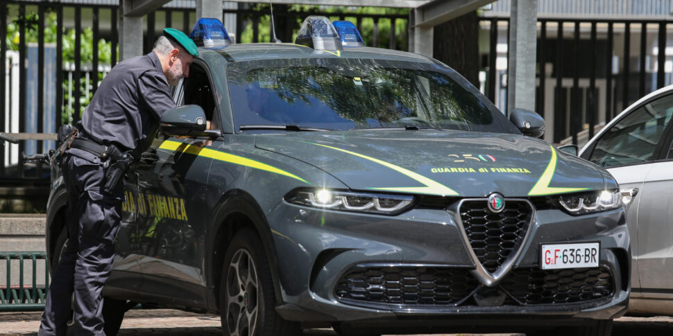 https://assets.gds.it/2024/07/FONDAZIONE-MILANO-CORTINA-Guardia-di-finanza-nelledifico-in-via-Boscaiola-26-MILANO-21-MAGGIO-2024-ANSADAVIDE-CANELLA_79044765-970x485.jpg