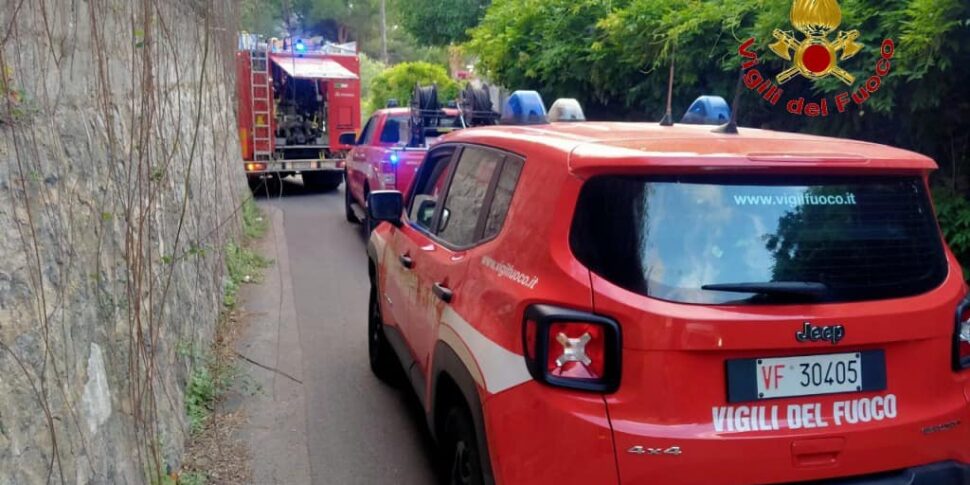 Incendio attorno alla pista dell'autodromo di Pergusa: intervento dei vigili del fuoco per spegnere il rogo