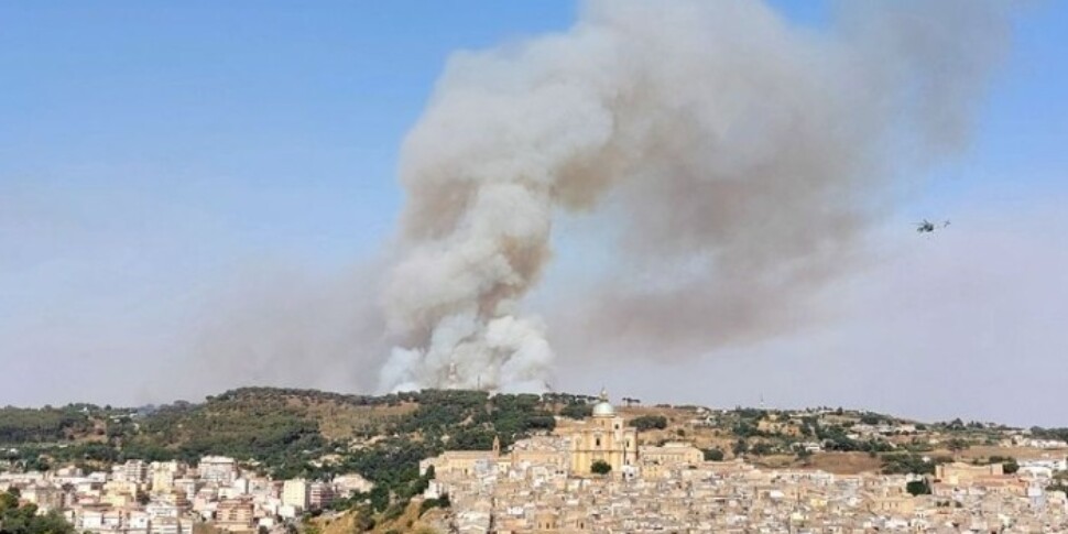 Tre incendi nell'Ennese, le fiamme mettono in pericolo abitazioni e bestiame