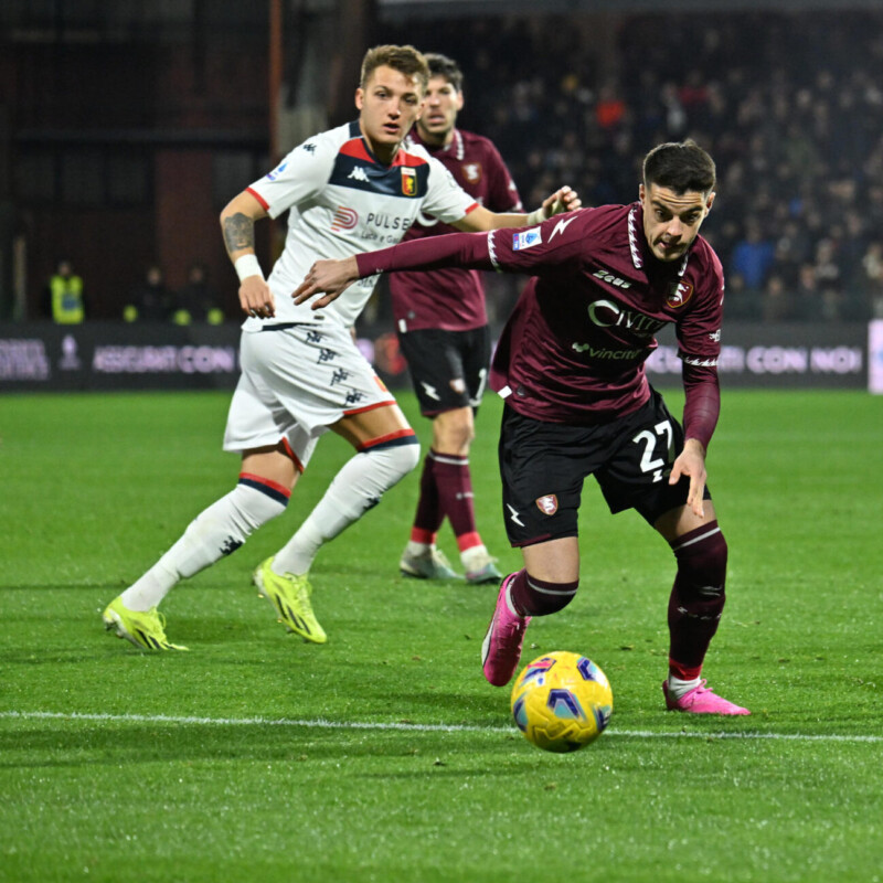 Salernitanas Niccolò Pierozzi in action during the Italian Serie A soccer Genoa'smatch US Salernitana vs Genoa CFC at the Arechi stadium in Salerno, Italy, 21 January 2024.ANSA/MASSIMO PICA