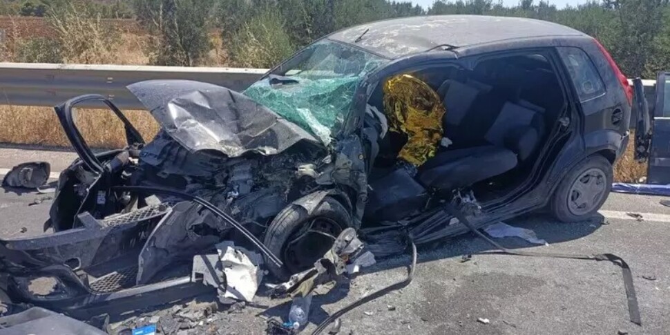 Sciacca, scontro sulla statale fra un furgoncino e un'auto con 4 ...