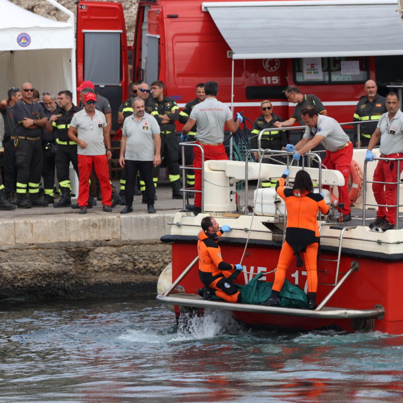 Sono stati recuperati dai sommozzatori dei vigili del fuoco i corpi di due dei sei dispersi del naufragio della Bayesian, Palermo, 21 aprile 2024. ANSA/IGOR PETYX