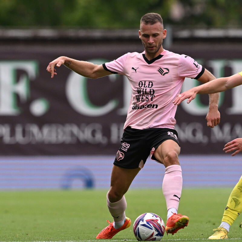 Alexis Blin, Oxford-Palermo 0-2, 3 agosto 2024 06-08-2024 Palermo In mediana c’è questo trio. In senso orario da sinistra, Alexis Blin, Filippo Ranocchia e Claudio Gomes Domenica, nel primo turno di Coppa Italia contro il Parma, saranno loro a comporre il centrocampo del Palermo foto Tullio Puglia