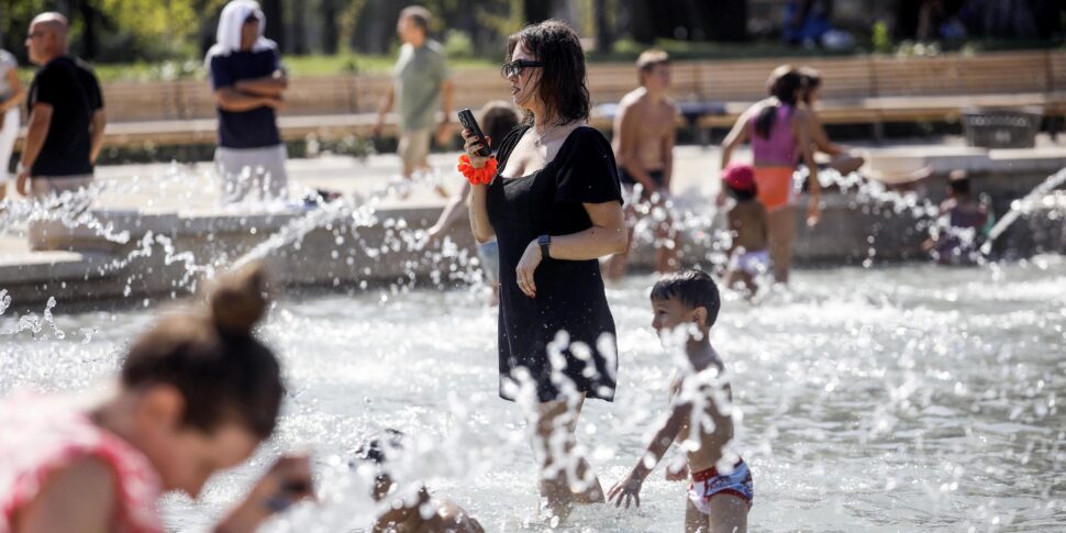 https://assets.gds.it/2024/08/Caldo-in-citta-milanesi-e-turisti-accaldati-a-causa-dellalta-temperatura-in-centro-a-Milano-9-agosto-2024.-ANSAMOURAD-BALTI-TOUATI_79542129-970x485.jpg
