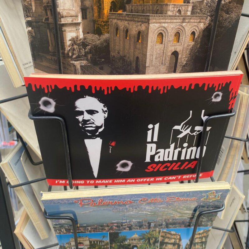 Cartolina con Marlon Brando nel film Il Padrino, in vendita a Palermo, in via Emerico Amari, la strada solitamente percorsa dai turisti che arrivano al porto con le navi da crociera