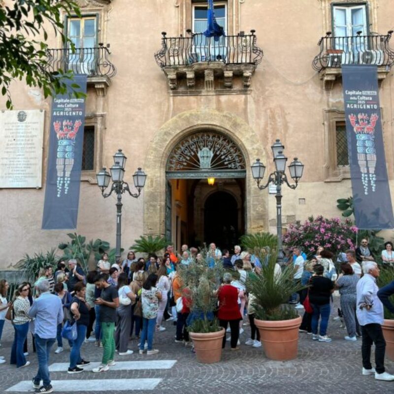 Nella foto la protesta di qualche mese fa davanti al Comune