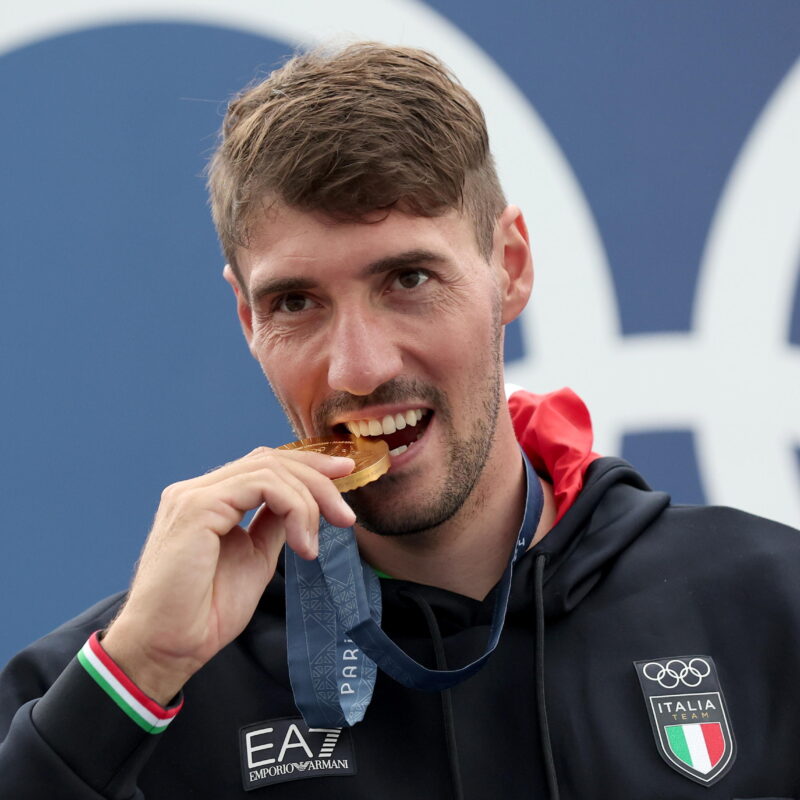 epa11516271 Giovanni de Gennaro of Italy poses with his gold medal after winning the final of the Men Kayak Single competition in the Paris 2024 Olympic Games at the Vaires-sur-Marne Nautical Stadium, in Vaires-sur-Marne, France, 01 August 2024. EPA/ALI HAIDER