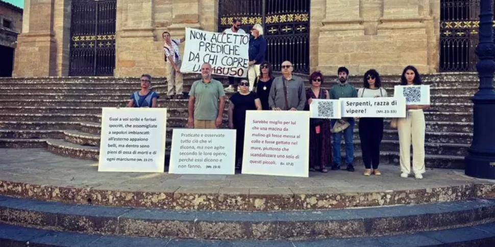 Enna, i fedeli escono dalle chiese per protesta contro i preti che coprono gli abusi sessuali - VIDEO