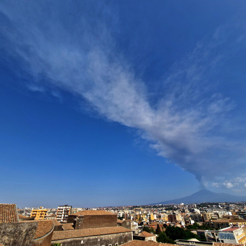 Nuova spettacolare fase parossistica sull'Etna, la quinta che il vulcano attivo più alto d'Europa fa registrare dallo scorso 4 luglio. Protagonista, ancora una volta, il cratere Voragine con altissime fontane di lava e l'emissione di una nube vulcanica alta 10 chilometri. In seguito alle attività vulcaniche 'Unita di crisi ha disposto la chiusura del settore B1 dell'aeroporto di Carania e la riduzione degli arrivi a sei voli all'ora, Catania 4 agosto 2024 ANSA/Orietta Scardino -- New spectacular paroxysmal phase on Etna, the fifth that the highest active volcano in Europe has recorded since last July 4th. The protagonist, once again, is the Voragine crater with very high lava fountains and the emission of a 10 kilometer high volcanic cloud. Following the volcanic activities, the crisis unit ordered the closure of sector B1 of Carania airport and the reduction of arrivals to six flights per hour, Catania 4 August 2024 ANSA/Orietta Scardino