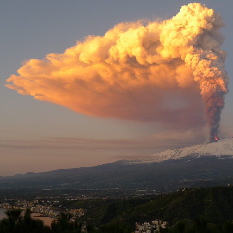 L'Etna in eruzione (foto di Mari Murata)