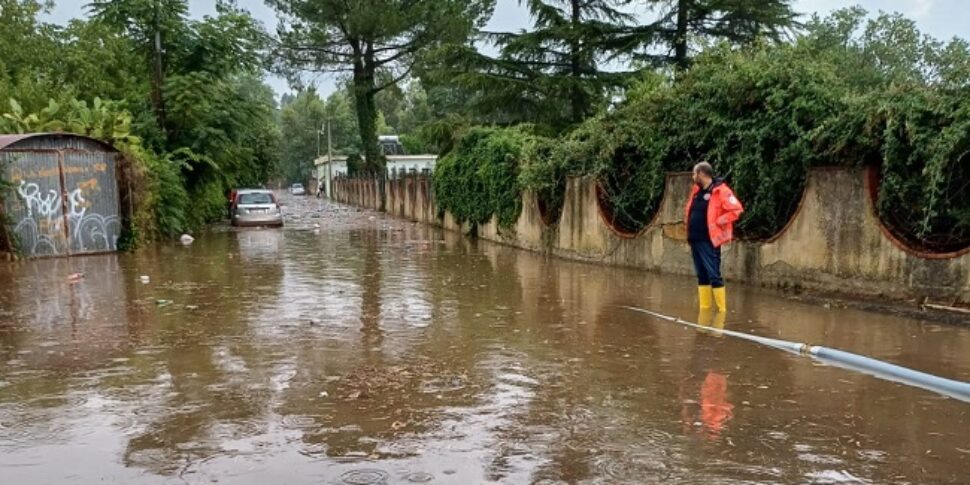 Temporale a Enna, gli ospiti della piscina comunale sono stati soccorsi dai pompieri