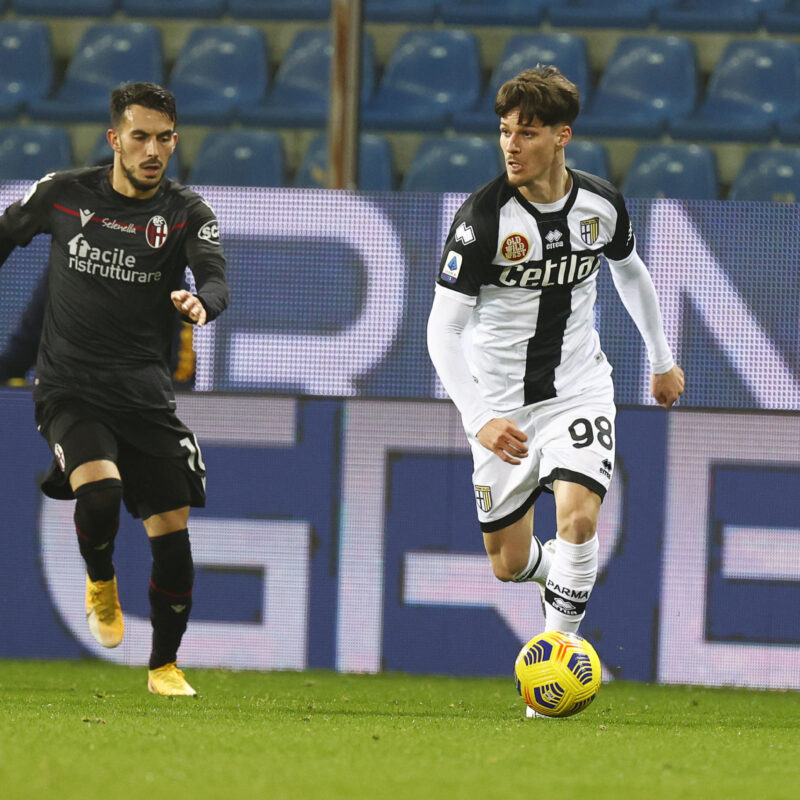 Parma's Dennis Man (R) and Bologna's Nicola Sansone (L) in action during the Italian Serie A soccer match Parma Calcio vs Bologna FC at Ennio Tardini stadium in Parma, Italy, 07 February 2021. ANSA / ELISABETTA BARACCHI