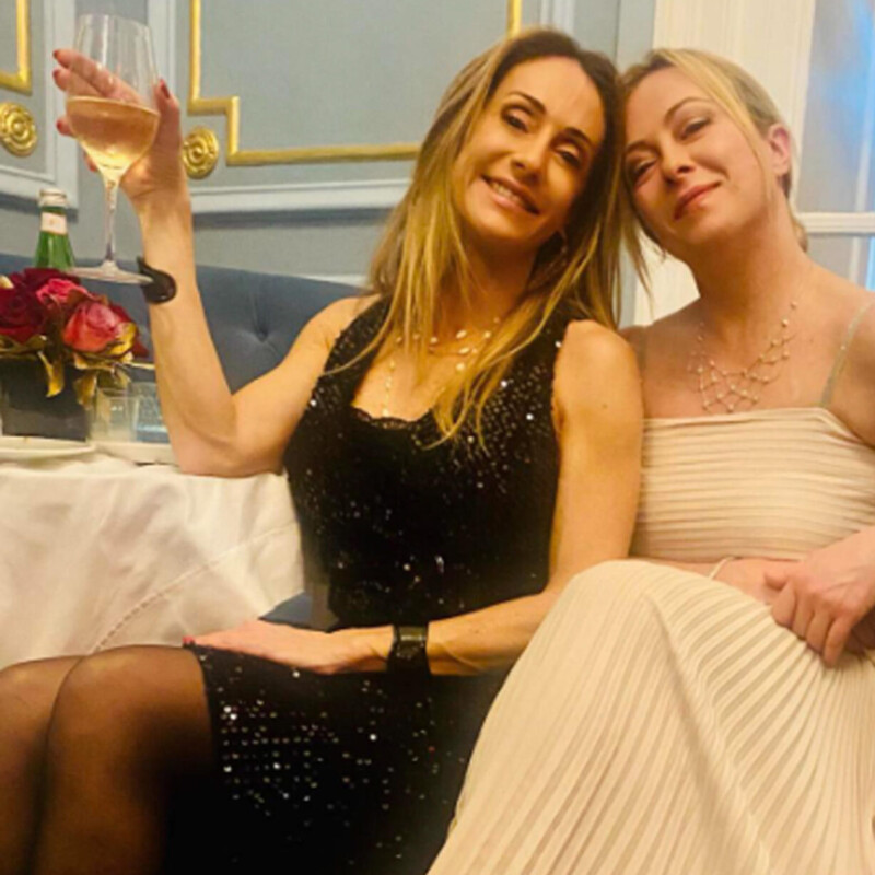 La presidente del Consiglio Giorgia Meloni (d) e la sorella Arianna in una foto postata su Facebook il primo gennaio 2023. +++ FACEBOOK/ARIANNA MELONI +++ ATTENZIONE LA FOTO NON PUO' ESSERE RIPRODOTTA SENZA L'AUTORIZZAZIONE DELLA FONTE CUI SI RINVIA +++ NPK +++