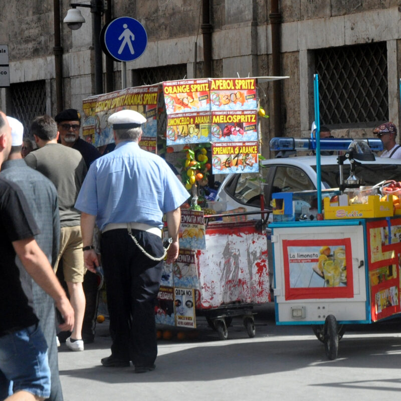 Palermo.La polizia Municipale sequestra bancarelle abusive ai Quattro Canti .Ph.Alessandro Fucarini.