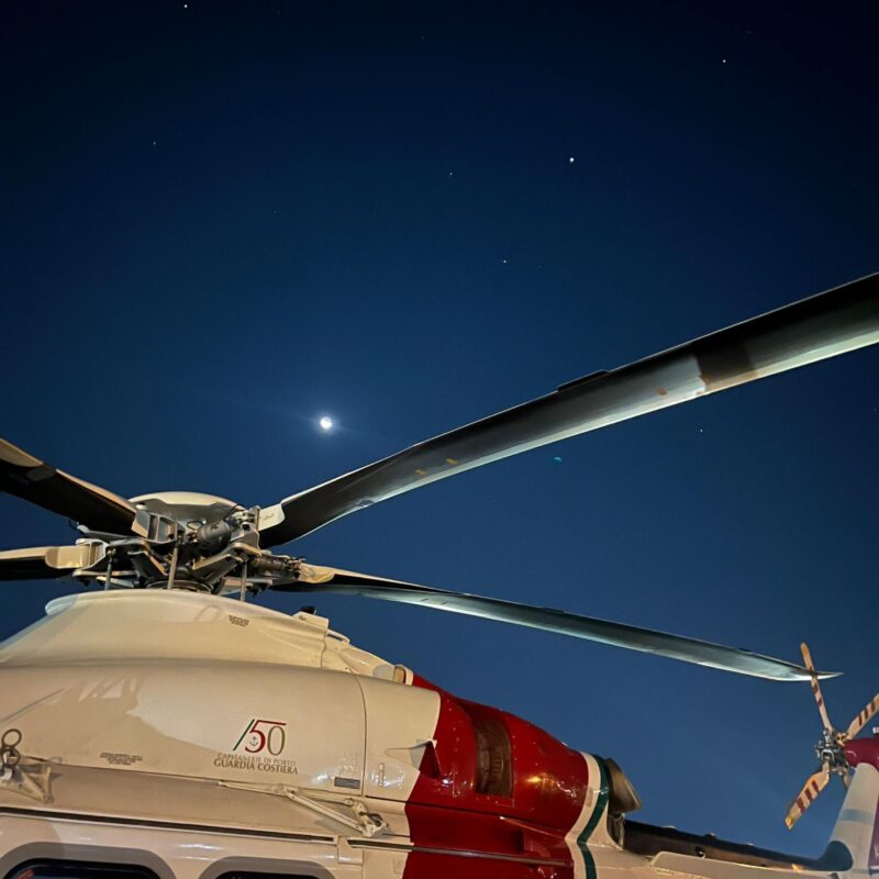 L'equipaggio dell'elicottero Nemo 11-08, della base Aeromobili della Guardia Costiera di Catania, ha soccorso e messo in salvo due ricercatori e una ventina di lucertole che erano rimasti bloccati sullo scoglio Faraglione dell'isola di Salina. I due biologi, una donna di 31 e un uomo di 24, sono impegnati in un progetto di ripopolamento di specie autoctone di lucertole delle Isole Eolie e si erano recati con delle canoe sullo scoglio Faraglione per le loro ricerche. L'improvviso peggioramento delle condizioni meteo marine ha reso impossibile il loro rientro con i mezzi da disposizione. CircoMare Lipari, che ha coordinato il soccorso, ha fatto intervenire l'elicottero Nemo 11-08 della Guardia costiera di Catania che recuperato i due biologi, che sono stati poi trasportati all'ospedale di Lipari per verificare le loro condizioni di salute, e una ventina di lucertole ANSA/Guardia Costiera ANSA PROVIDES ACCESS TO THIS HANDOUT PHOTO TO BE USED SOLELY TO ILLUSTRATE NEWS REPORTING OR COMMENTARY ON THE FACTS OR EVENTS DEPICTED IN THIS IMAGE; NO ARCHIVING; NO LICENSING +++ NPK