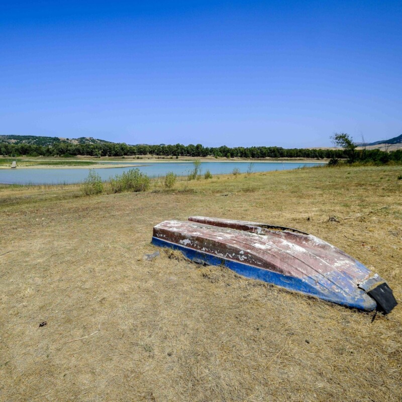 Siccità in Sicilia, il lago di Piana degli albanesi ridotto ad una pozzanghera, Palermo 29 luglio 2024. ANSA/IGOR PETYX - - - - - - - - - - - - - - - - - Drought in Sicily, the Piana degli Albani lake reduced to a puddle, Palermo 29 July 2024. ANSA/IGOR PETYX