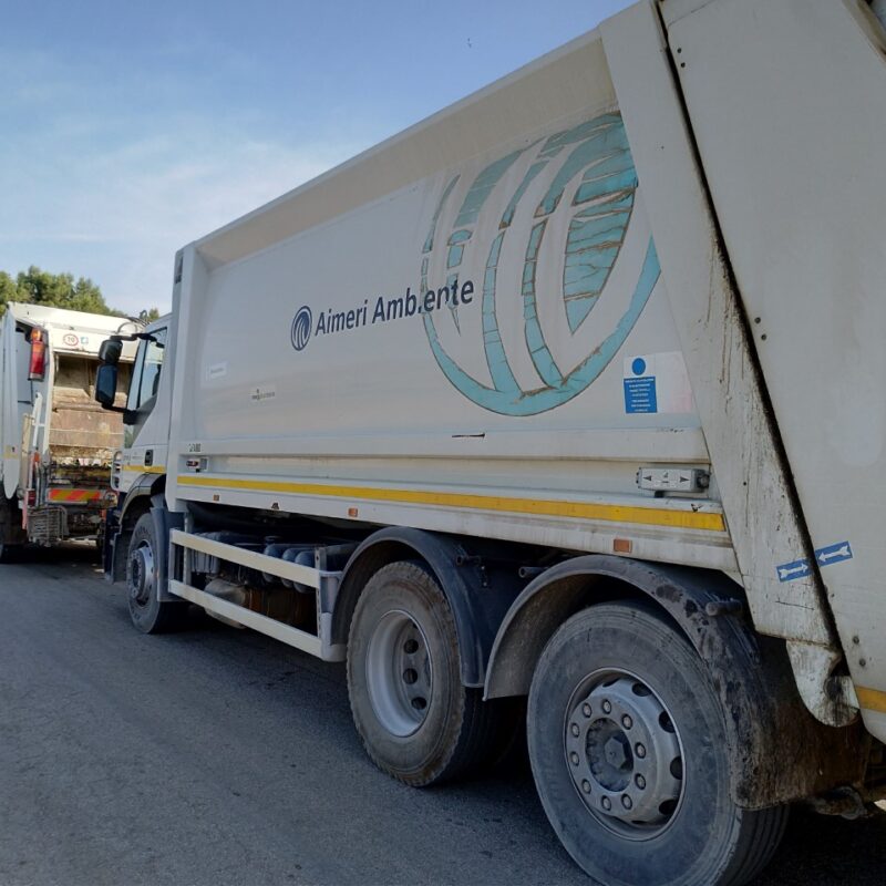 Autocompattatori in fila alla discarica della Trapani Servizi in una foto d'archivio