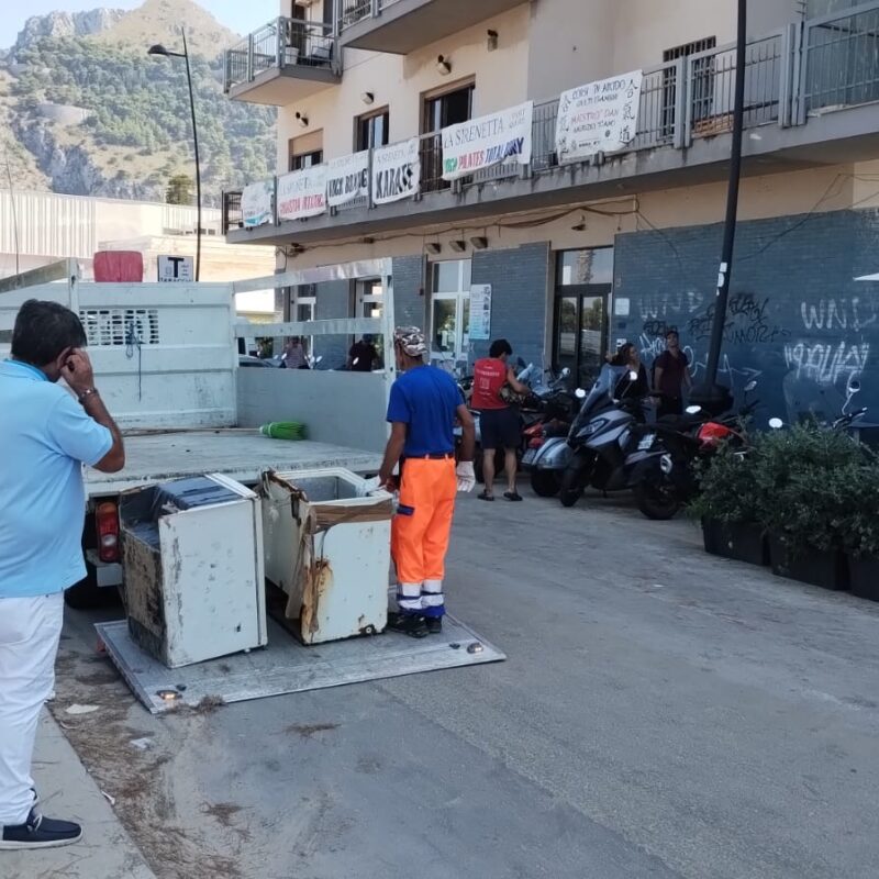 frigoriferi in spiaggia a mondello