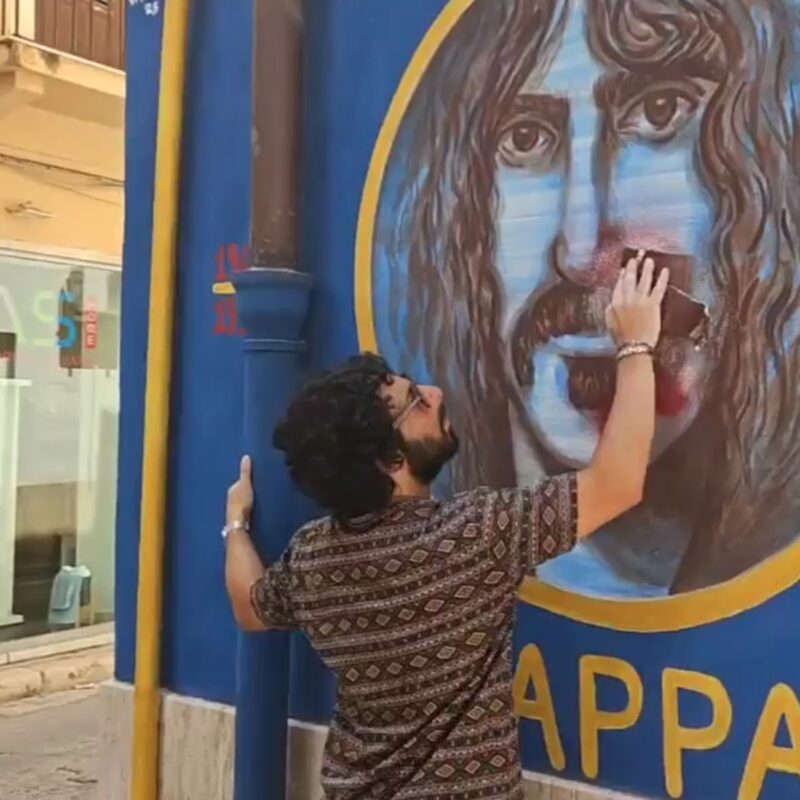 PARTINICO VANDALI IMBRATTATO MURALES FRANK ZAPPA SUBITO RIPRISTINATO_Partinico ripristinato murales Frank Zappa imbrattatto vandali vernice rossa