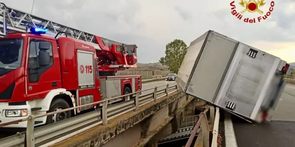 Catenanuova, camion si ribalta e resta in bilico sul cavalcavia dell'A19