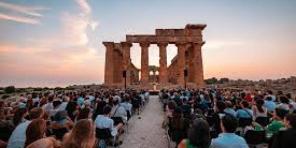 https://assets.gds.it/2024/08/festival-della-belleza-selinunte-970x485.jpg