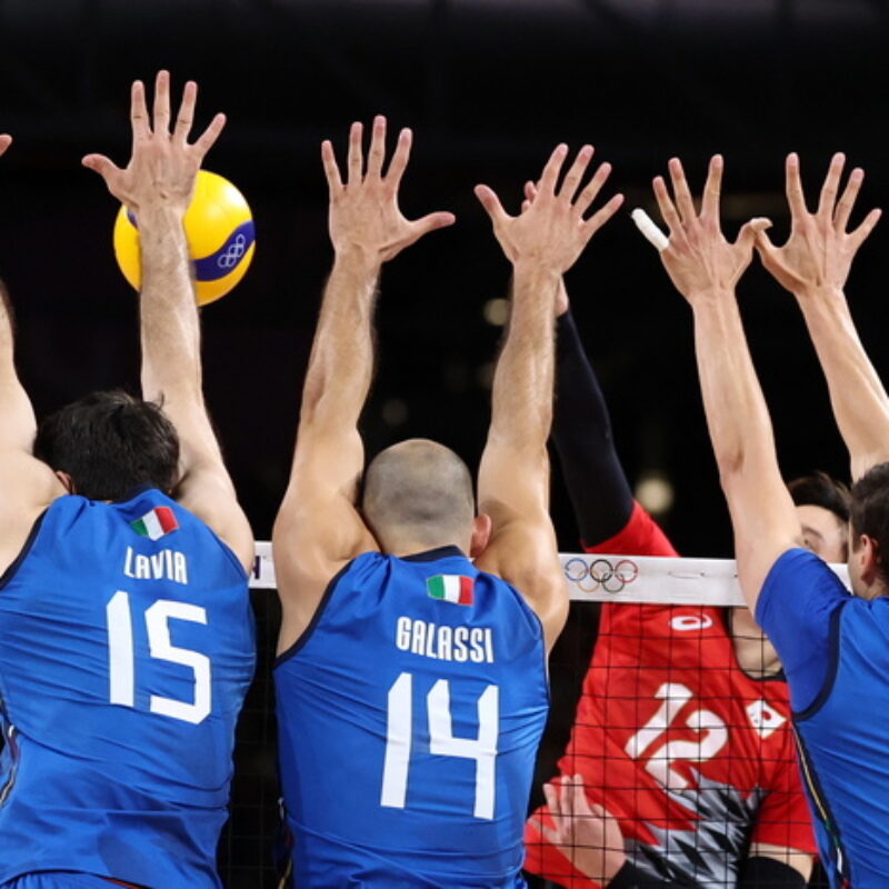 epa11527647 Ran Takahashi (2-R) of Japan in action against Simone Giannelli (R), Gianluca Galassi (2-L) and Daniele Lavia (L) during the Men's Quarterfinals Match between Italy and Japan at the Volleyball competitions in the Paris 2024 Olympic Games, at the South Paris Arena in Paris, France, 05 August 2024. EPA/DANIEL IRUNGU