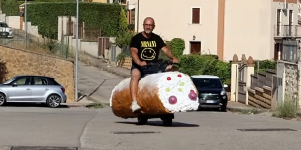 Da Enna You tuber trasforma monopattino in cannolo: «Il siciliano non ha la lupara in mano, ma il famoso dolce»