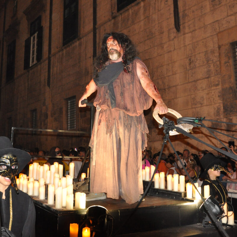 Maurizio Bologna impersona la Peste all'ultimo Festino