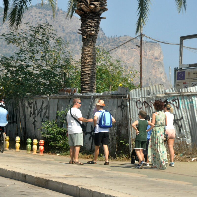 Palermo.Violenza sessuale al Foro Italico,gente a passeggio nel marciapiede antistante il cantiere abbandonato Ph.Alessandro Fucarini