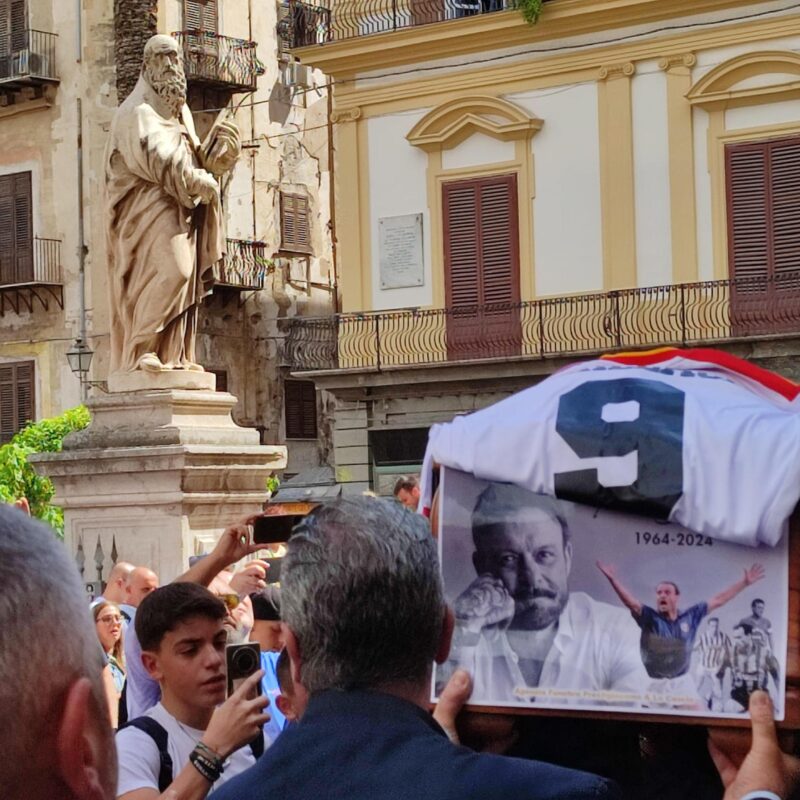 Una folla di persone accompagna il feretro del calciatore Totò Schillaci all'uscita dalla Cattedrale di Palermo dove si sono tenuti i funerali, 20 settembre 2024 ANSA/Salvatore Lo Iacono