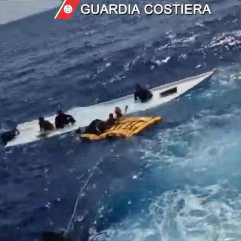 (FRAME DA VIDEO GUARDIA COSTIERA) L'intervento di soccorso della Guardia Costiera a seguito del naufragio di un barcone carico di migranti, 04 settembre 2024. La barca, con a bordo 28 persone, si è capovolta dopo circa un giorno di navigazione, quindi ancora in acque territoriali libiche. I 7 superstiti sono stati per tre giorni alla deriva, sul natante capovolto, fino a quando non sono stati intercettati e salvati dai militari della motovedetta Cp 324 della guardia costiera in acque territoriali italiane. A ricostruire il viaggio che si è trasformato in tragedia sono stati i sopravvissuti, tutti siriani. I 7, che vengono ascoltati adesso dai poliziotti della squadra mobile della questura di Agrigento presenti all'hotspot di Lampedusa, hanno riferito di essere partiti da Sabratah, in Libia, alle ore 16 di domenica. A loro dire, sul natante vi sarebbero stati soltanto sudanesi e siriani, tra cui 3 bambini.ANSA/ GUARDIA COSTIERA+++ ANSA PROVIDES ACCESS TO THIS HANDOUT PHOTO TO BE USED SOLELY TO ILLUSTRATE NEWS REPORTING OR COMMENTARY ON THE FACTS OR EVENTS DEPICTED IN THIS IMAGE; NO ARCHIVING; NO LICENSING +++ NPK +++