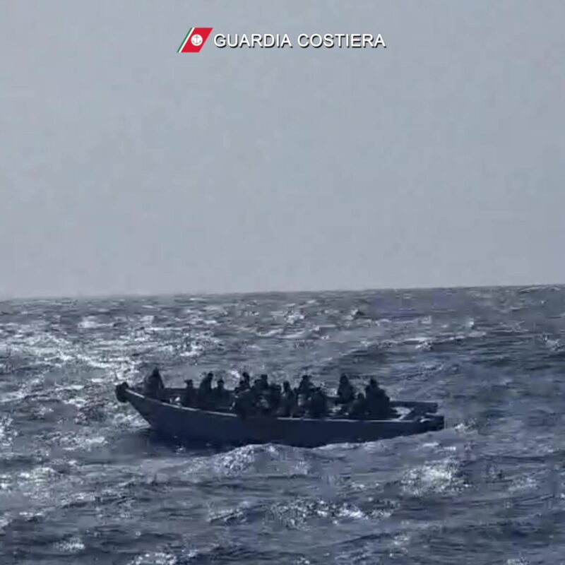 (fotogramma da video) Soccorso oggi di un motovedetta della Guardia costiera a sud-est di Lampedusa. L'equipaggio dell'unità navale ha tratto in salvo i 37 migranti che erano in balia delle onde a bordo di una piccola imbarcazione in legno di circa 7 metri. Le persone soccorse sono state successivamente trasferite in sicurezza sull'isola. 10 aprile 2024. ANSA/US GUARDIA COSTIERA + UFFICIO STAMPA, PRESS OFFICE, HANDOUT PHOTO, NO SALES, EDITORIAL USE ONLY + NPK